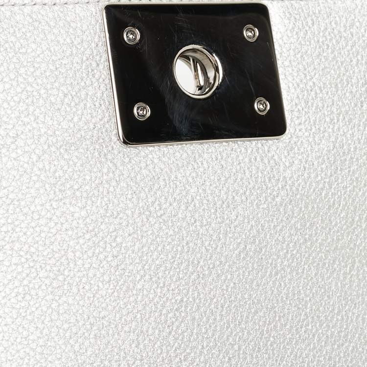 مملوكة مسبقًا Chanel Silver Quilted Leather Small Camellia Applique Boy Flap Bag