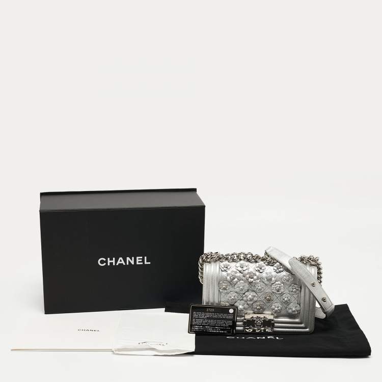 مملوكة مسبقًا Chanel Silver Quilted Leather Small Camellia Applique Boy Flap Bag