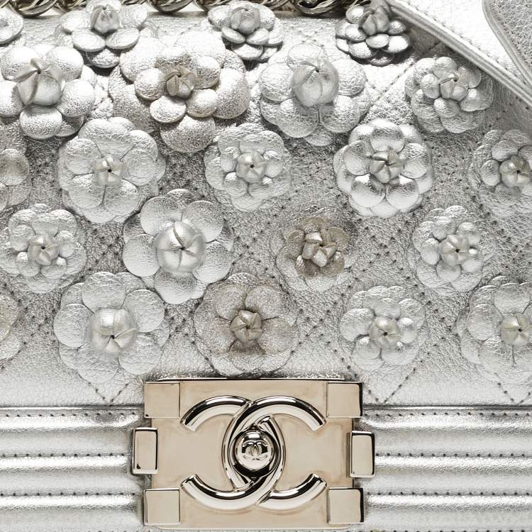 مملوكة مسبقًا Chanel Silver Quilted Leather Small Camellia Applique Boy Flap Bag