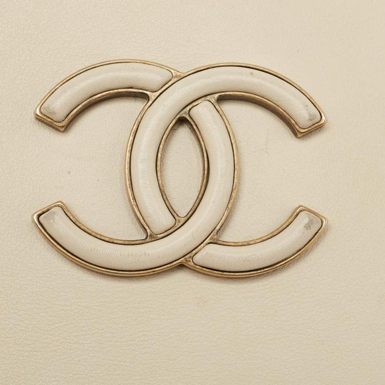 Pre Owned Chanel Off White Quilted Leather Coco Curve Vanity Case Bag