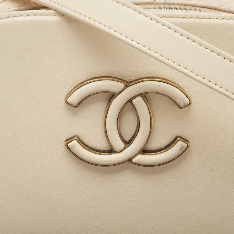 Pre Owned Chanel Off White Quilted Leather Coco Curve Vanity Case Bag
