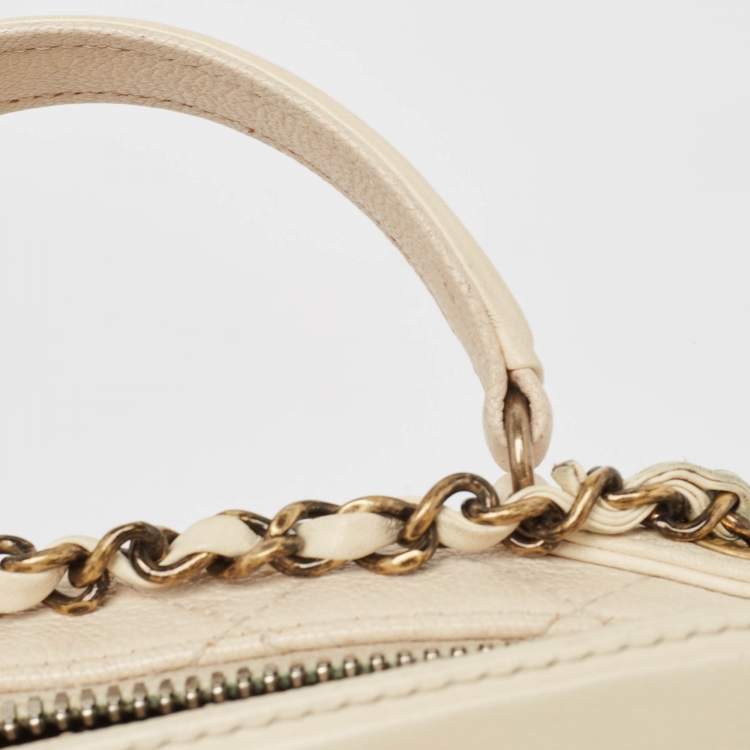 Pre Owned Chanel Off White Quilted Leather Coco Curve Vanity Case Bag