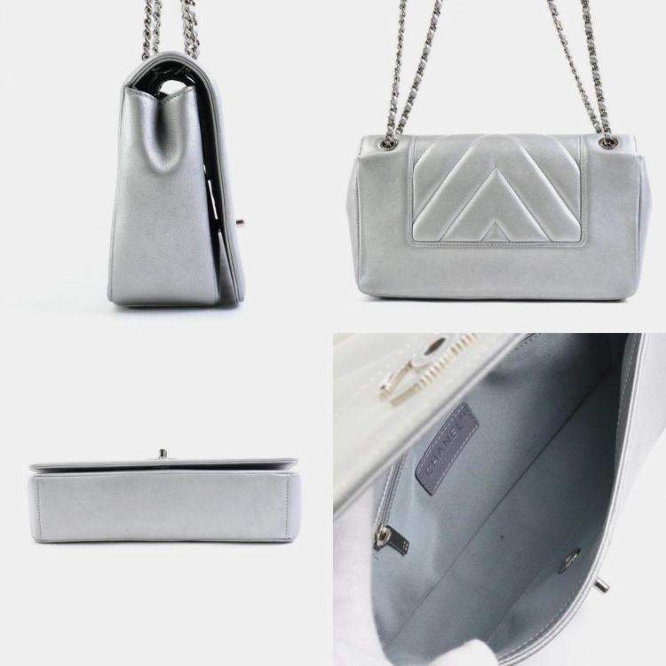 Pre Owned Chanel Silver Metallic Leather Chevron Mademoiselle Vintage Flap Bag
