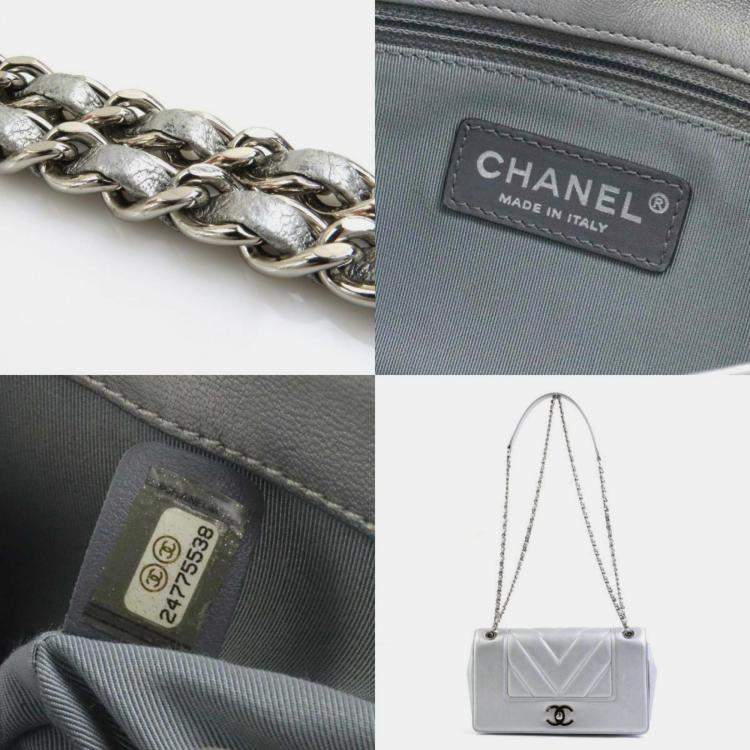 Pre Owned Chanel Silver Metallic Leather Chevron Mademoiselle Vintage Flap Bag