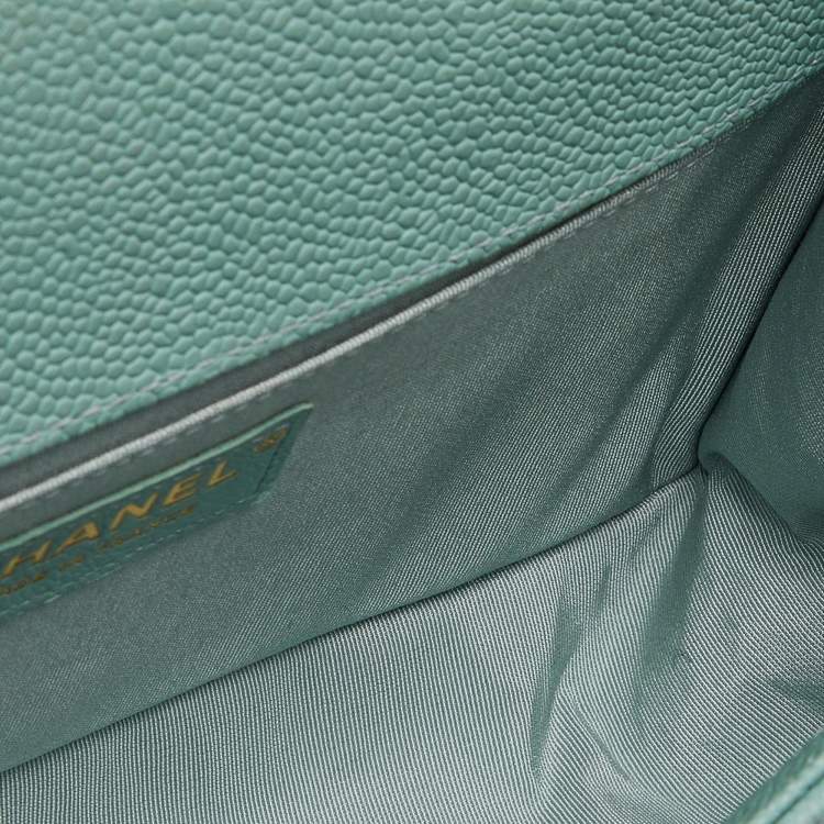 Pre Owned Chanel Green Quilted Caviar Leather Medium Boy Flap Bag