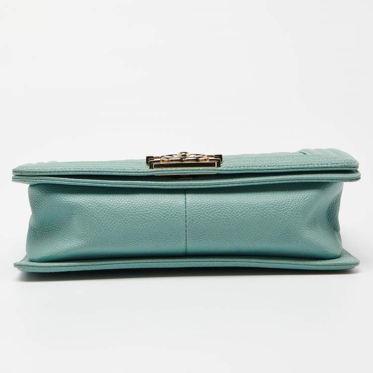 Pre Owned Chanel Green Quilted Caviar Leather Medium Boy Flap Bag