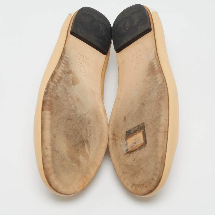 Pre Owned Chanel Beige/White Leather CC Smoking Slippers Size 39.5