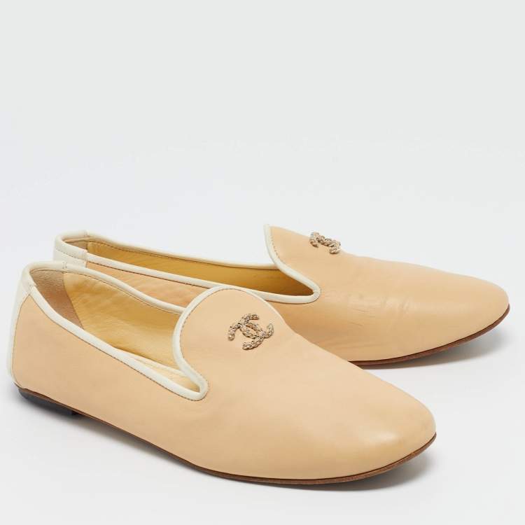 Pre Owned Chanel Beige/White Leather CC Smoking Slippers Size 39.5