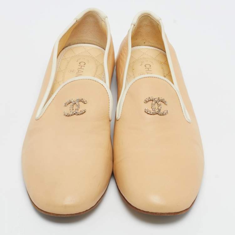 Pre Owned Chanel Beige/White Leather CC Smoking Slippers Size 39.5