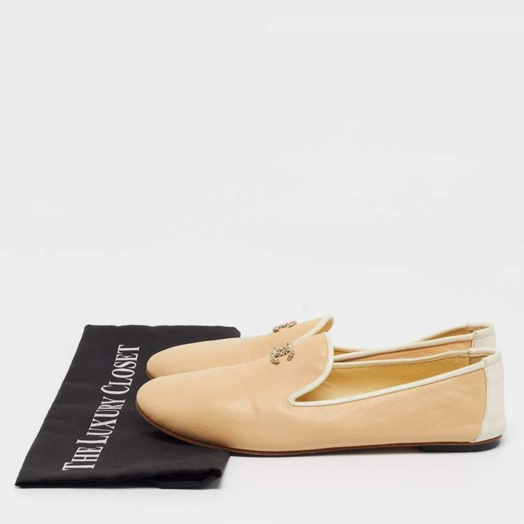 Pre Owned Chanel Beige/White Leather CC Smoking Slippers Size 39.5