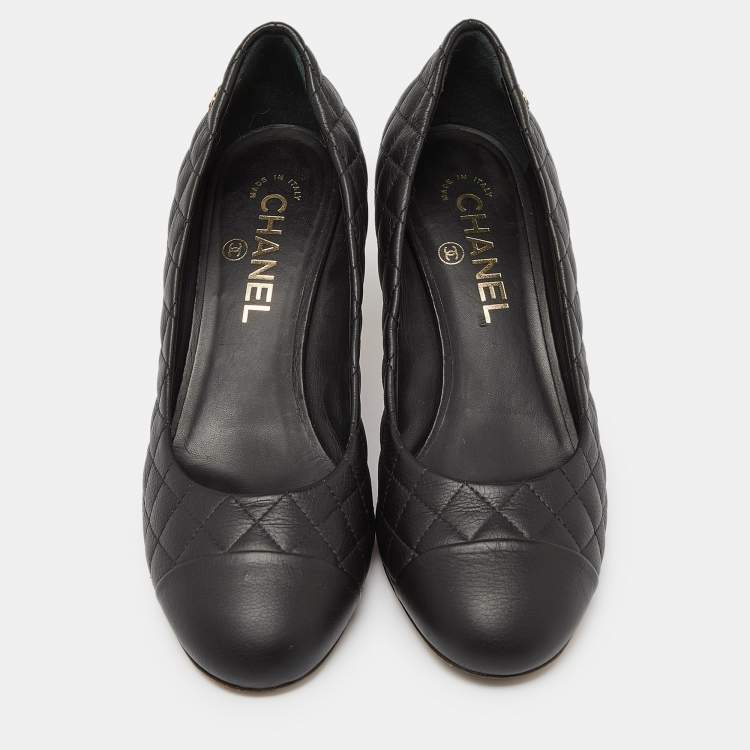 Pre Owned Chanel Black Quilted Leather CC Cap Toe Pumps Size 38.5