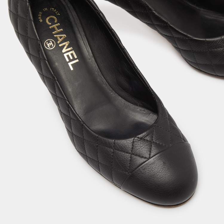 Pre Owned Chanel Black Quilted Leather CC Cap Toe Pumps Size 38.5