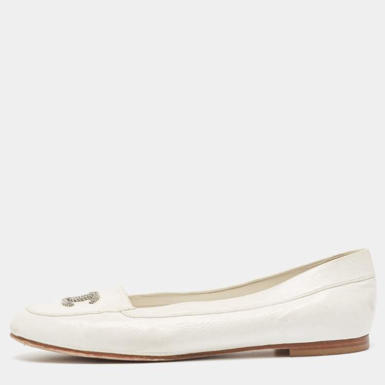 Pre Owned Chanel White Leather CC Smoking Slipper Size 41 