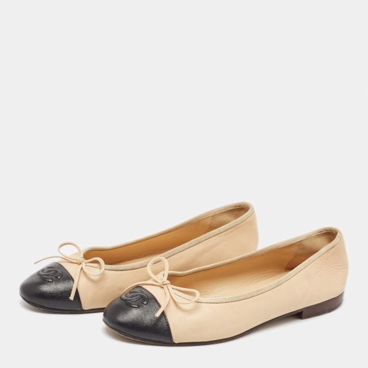 Pre Owned Chanel Beige/Black Leather CC Cap Toe Ballet Flats Size 36.5