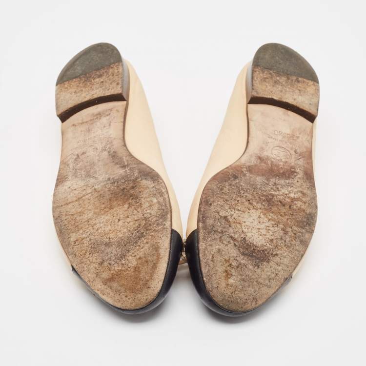 Pre Owned Chanel Beige/Black Leather CC Cap Toe Ballet Flats Size 36.5