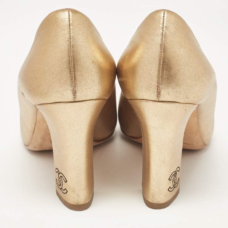 Pre Owned Chanel Gold/Black Leather and Fabric CC Pumps Size 38