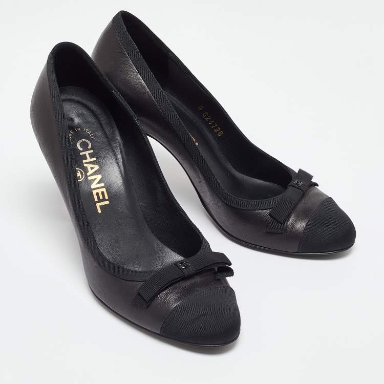 Pre Owned Chanel Black Leather and Fabric Bow CC Cap Toe Pumps Size 35.5