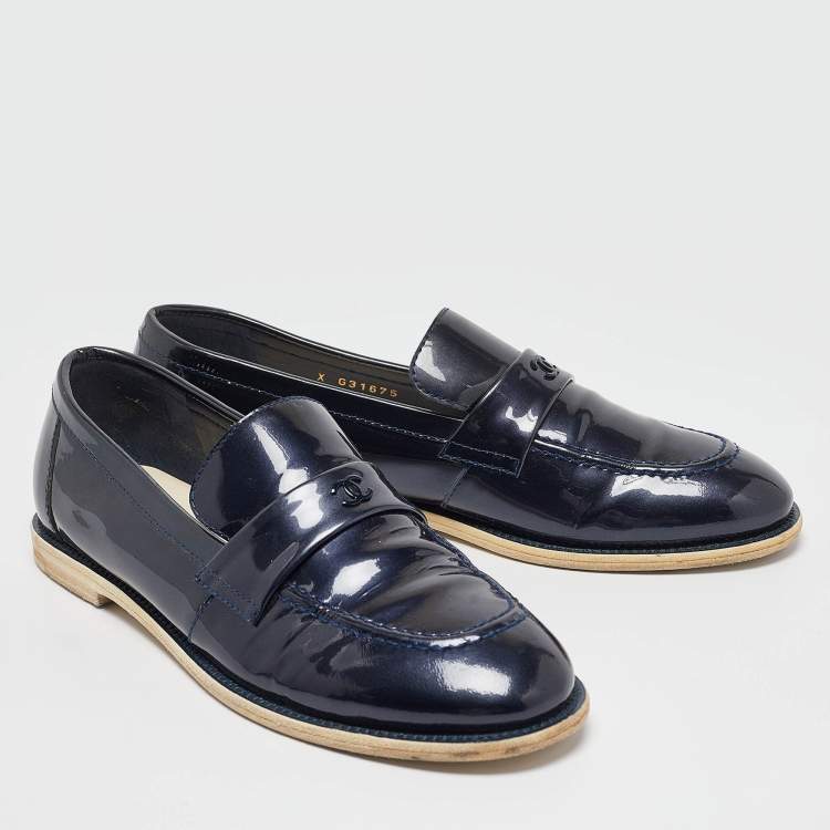 Pre Owned Chanel Navy Blue Patent Leather CC Loafers Size 38.5