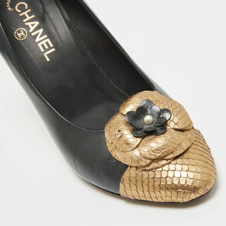 Pre Owned Chanel Grey/Gold Leather Flower Embellished Pumps Size 40.5