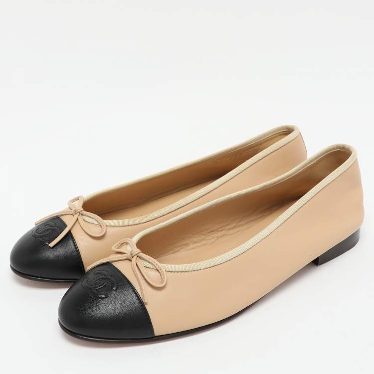 Pre Owned Chanel Beige/Black Leather CC Cap Toe Ballet Flats Size 41.5