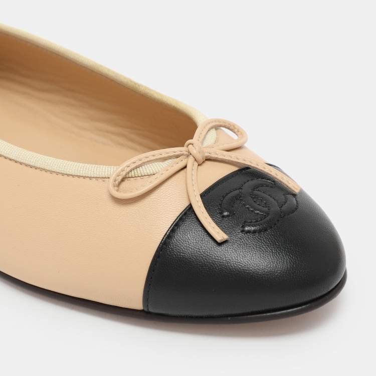 Pre Owned Chanel Beige/Black Leather CC Cap Toe Ballet Flats Size 41.5