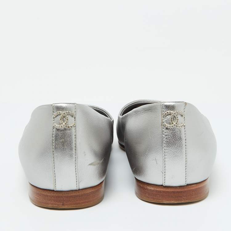 Pre Owned Chanel Grey/Gold Leather CC Cap Toe Ballet Flats Size 35