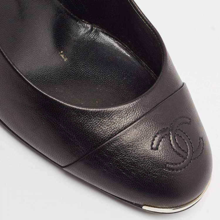 مملوكة مسبقًا Chanel Black Leather CC Round Toe Pumps Size 38.5