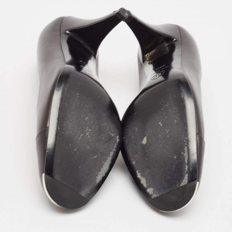مملوكة مسبقًا Chanel Black Leather CC Round Toe Pumps Size 38.5