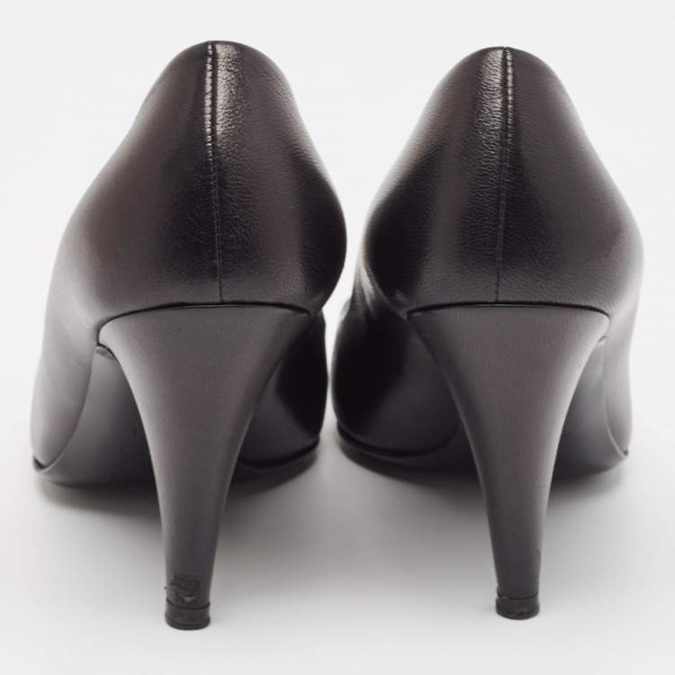 مملوكة مسبقًا Chanel Black Leather CC Round Toe Pumps Size 38.5