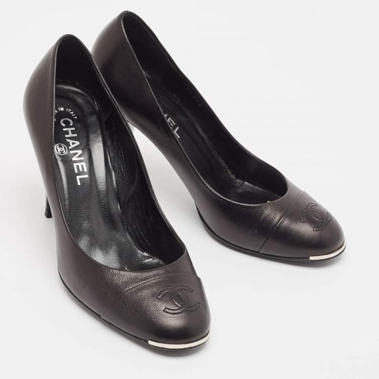 مملوكة مسبقًا Chanel Black Leather CC Round Toe Pumps Size 38.5