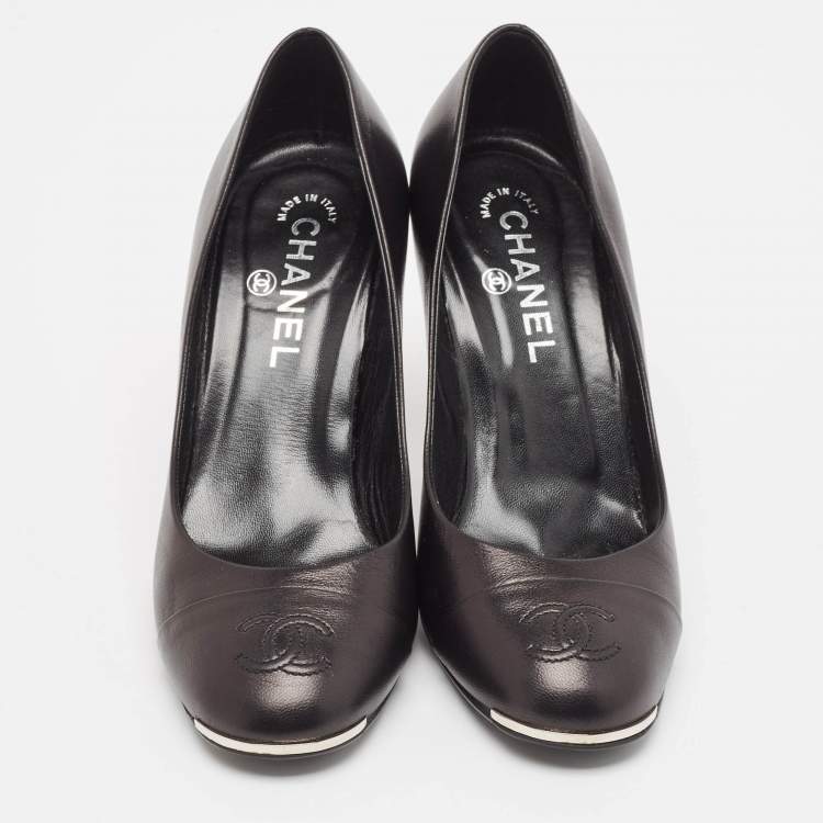 مملوكة مسبقًا Chanel Black Leather CC Round Toe Pumps Size 38.5