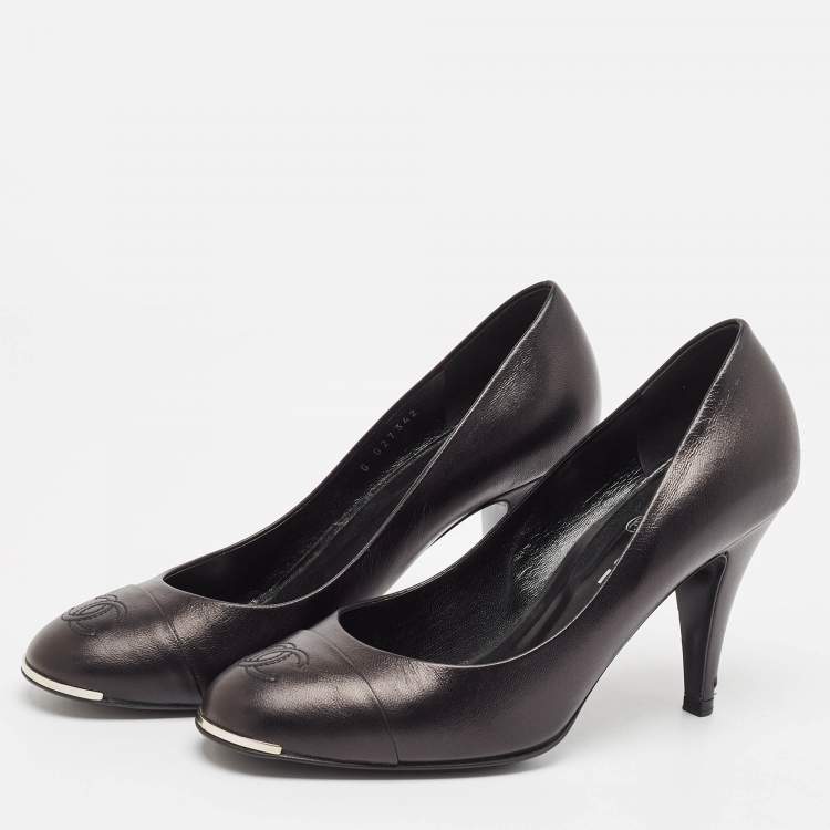 مملوكة مسبقًا Chanel Black Leather CC Round Toe Pumps Size 38.5
