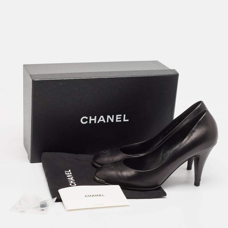 مملوكة مسبقًا Chanel Black Leather CC Round Toe Pumps Size 38.5