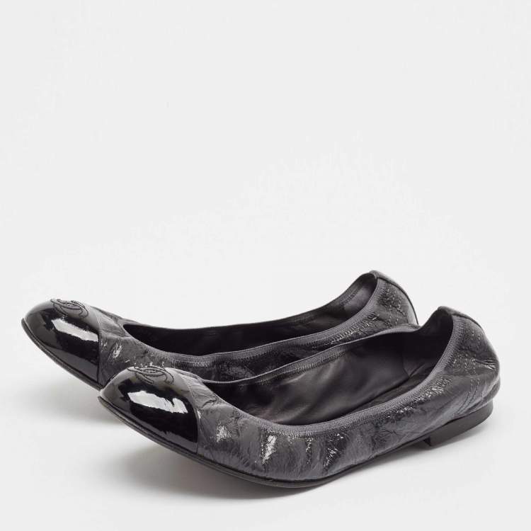 Pre Owned Chanel Grey/Black Patent Leather CC Scrunch Ballet Flats Size 42