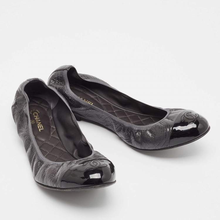 Pre Owned Chanel Grey/Black Patent Leather CC Scrunch Ballet Flats Size 42