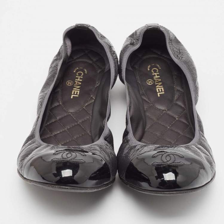 Pre Owned Chanel Grey/Black Patent Leather CC Scrunch Ballet Flats Size 42