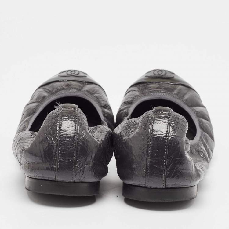 Pre Owned Chanel Grey/Black Patent Leather CC Scrunch Ballet Flats Size 42