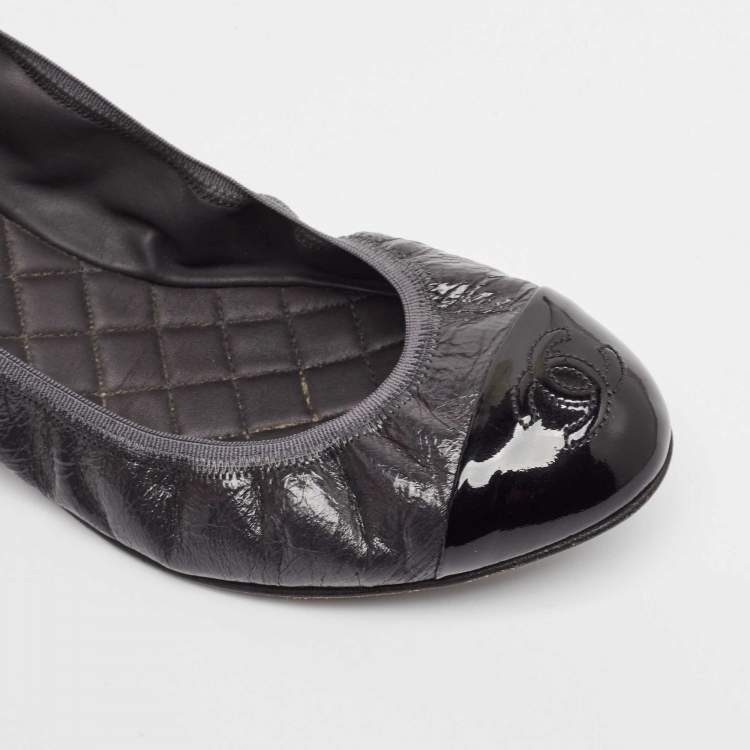 Pre Owned Chanel Grey/Black Patent Leather CC Scrunch Ballet Flats Size 42