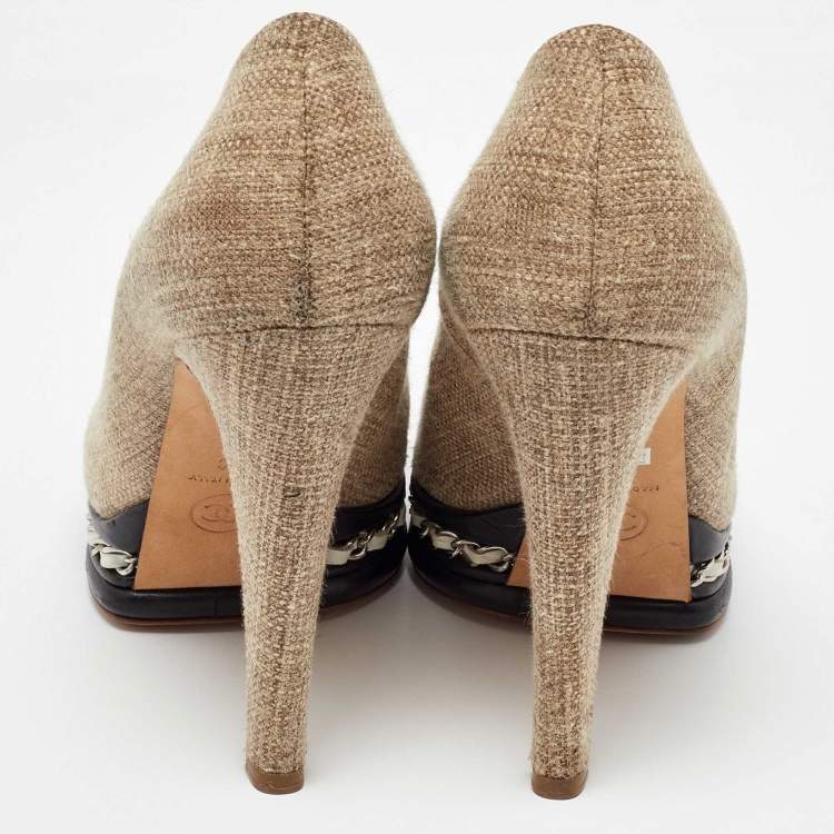 Pre Owned Chanel Beige/Black Fabric and Leather CC Cap Toe Platform Pumps Size 39
