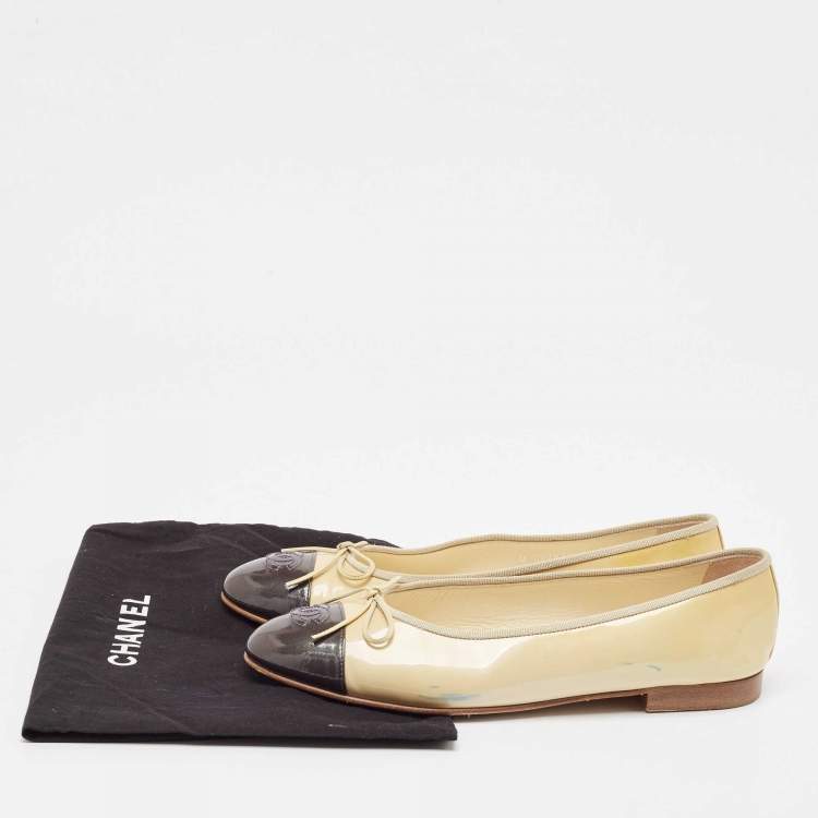 Pre Owned Chanel Beige/Black Patent Leather CC Ballet Flats Size 42
