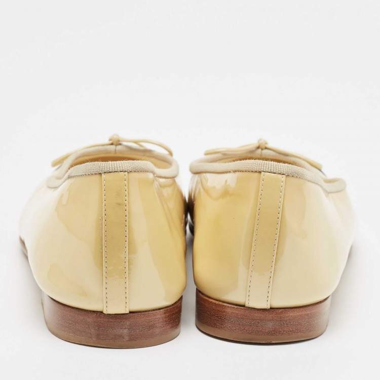 Pre Owned Chanel Beige/Black Patent Leather CC Ballet Flats Size 42