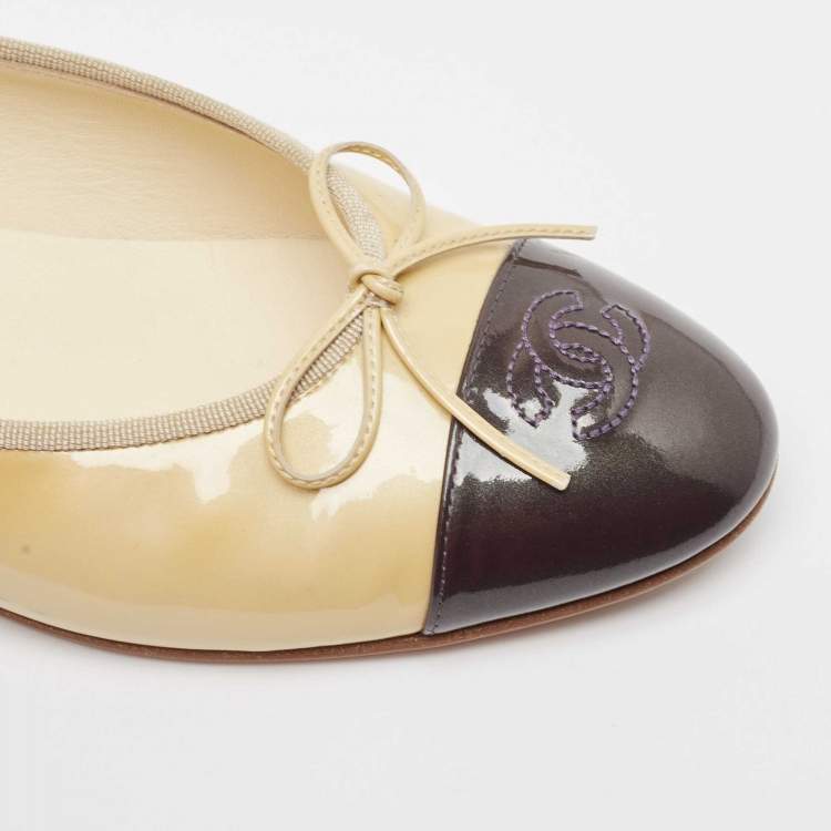 Pre Owned Chanel Beige/Black Patent Leather CC Ballet Flats Size 42