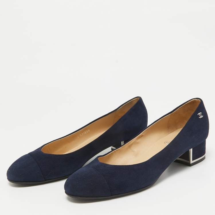 مملوكة مسبقًا Chanel Navy Blue Suede CC Pumps Size 38.5