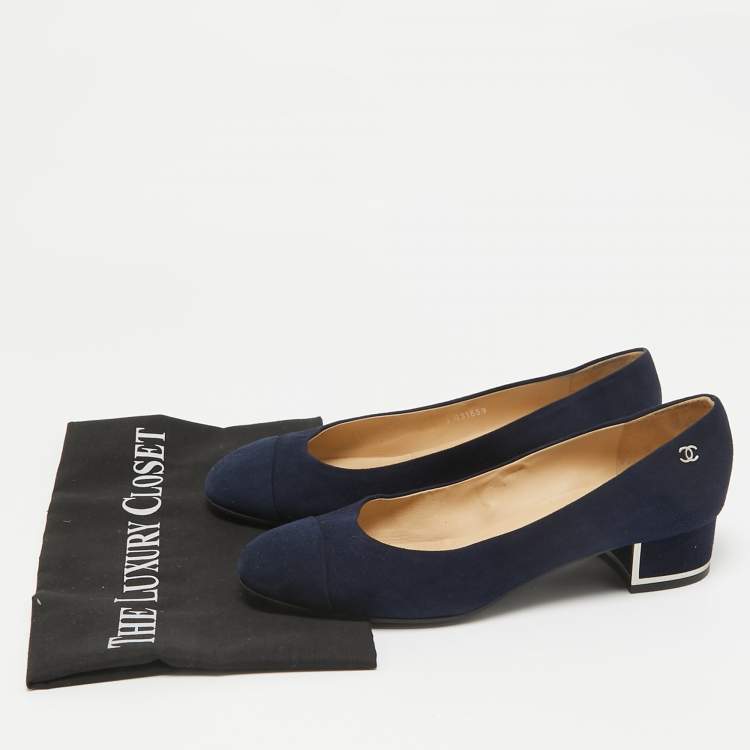 مملوكة مسبقًا Chanel Navy Blue Suede CC Pumps Size 38.5