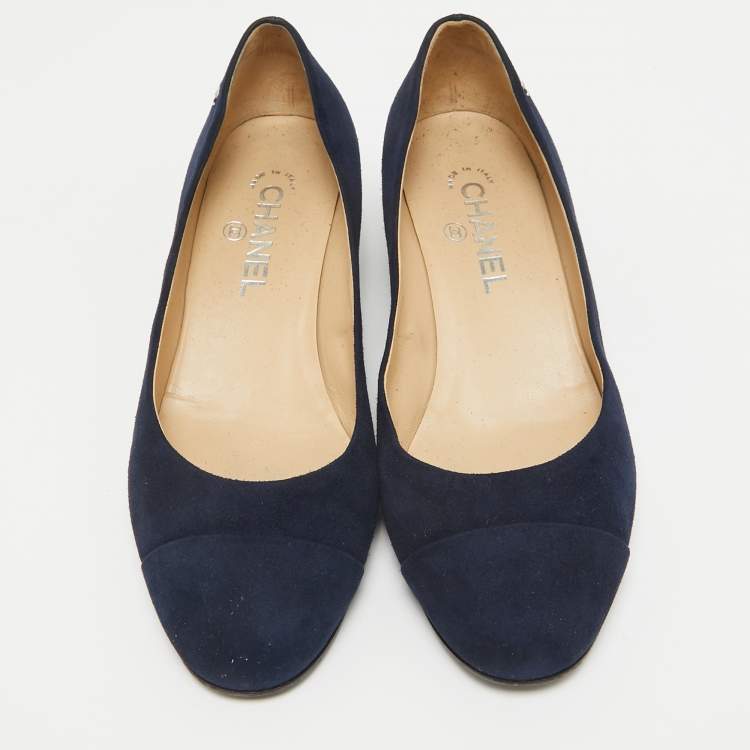 مملوكة مسبقًا Chanel Navy Blue Suede CC Pumps Size 38.5