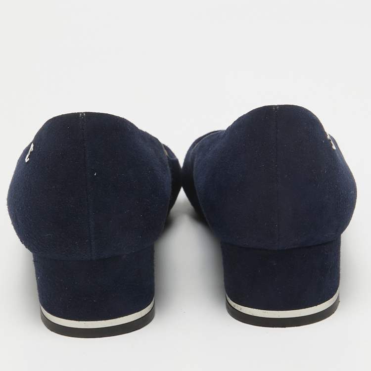 مملوكة مسبقًا Chanel Navy Blue Suede CC Pumps Size 38.5