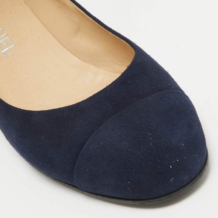 مملوكة مسبقًا Chanel Navy Blue Suede CC Pumps Size 38.5