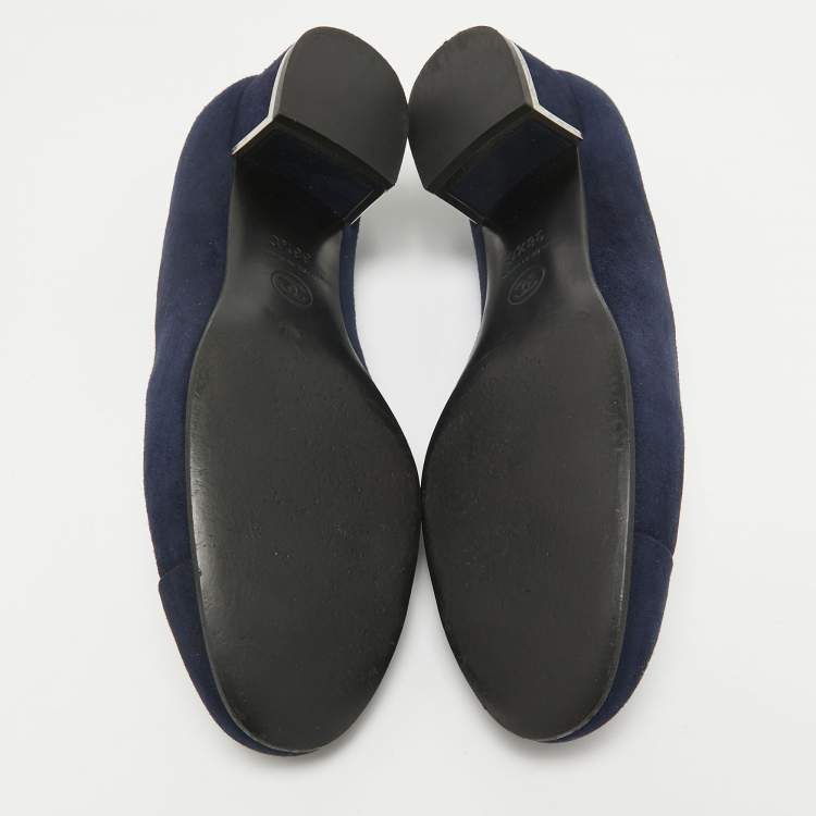 مملوكة مسبقًا Chanel Navy Blue Suede CC Pumps Size 38.5