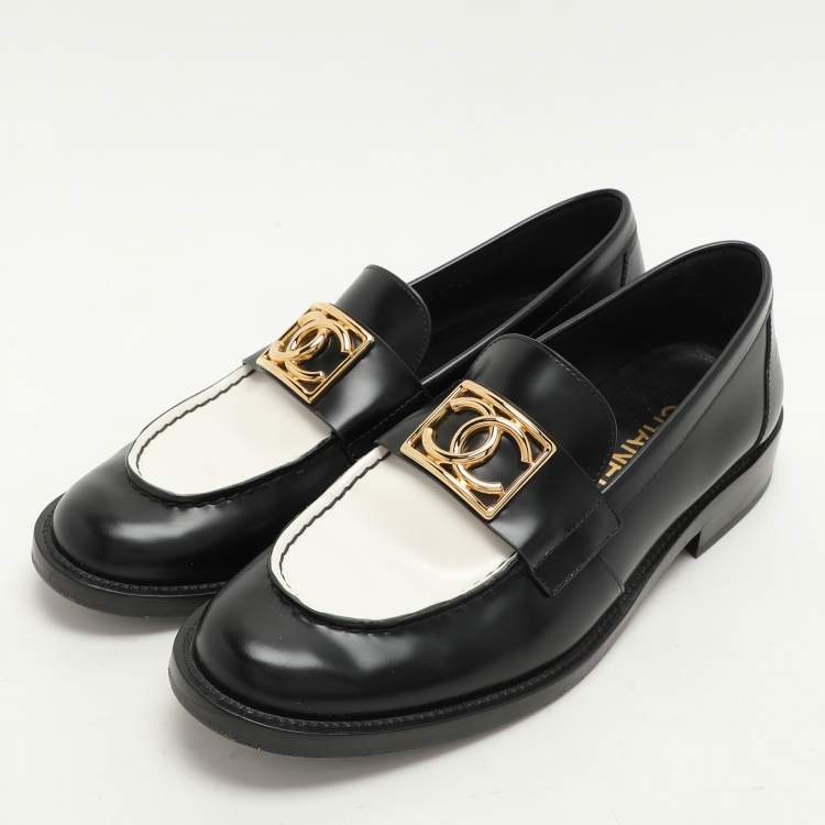 Pre Owned Chanel Black/White Leather CC Loafers Size 39