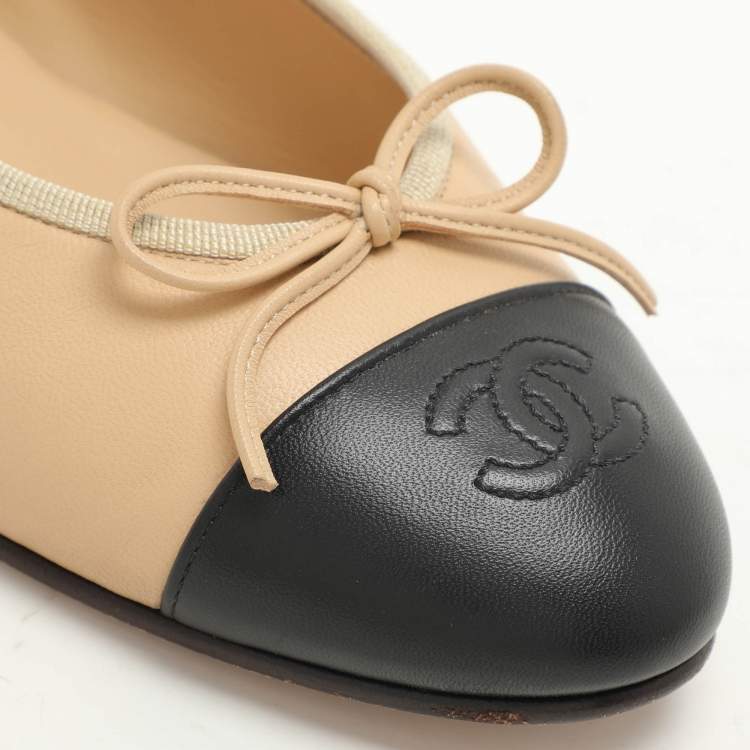 Pre Owned Chanel Beige/Black Leather CC Bow Ballet Flats Size 38.5